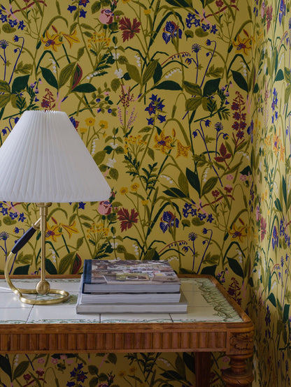 Colored in a delicate, soft palette of yellow, green, white and blue, our Ros och Lilja wallpaper recreates the classic 1940s Swedish textile design of Gocken Jobs. 