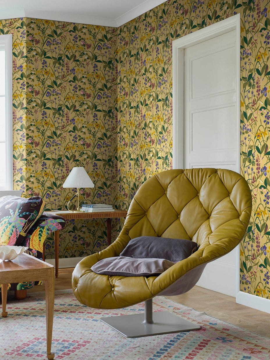 Colored in a delicate, soft palette of yellow, green, white and blue, our Ros och Lilja wallpaper recreates the classic 1940s Swedish textile design of Gocken Jobs. 