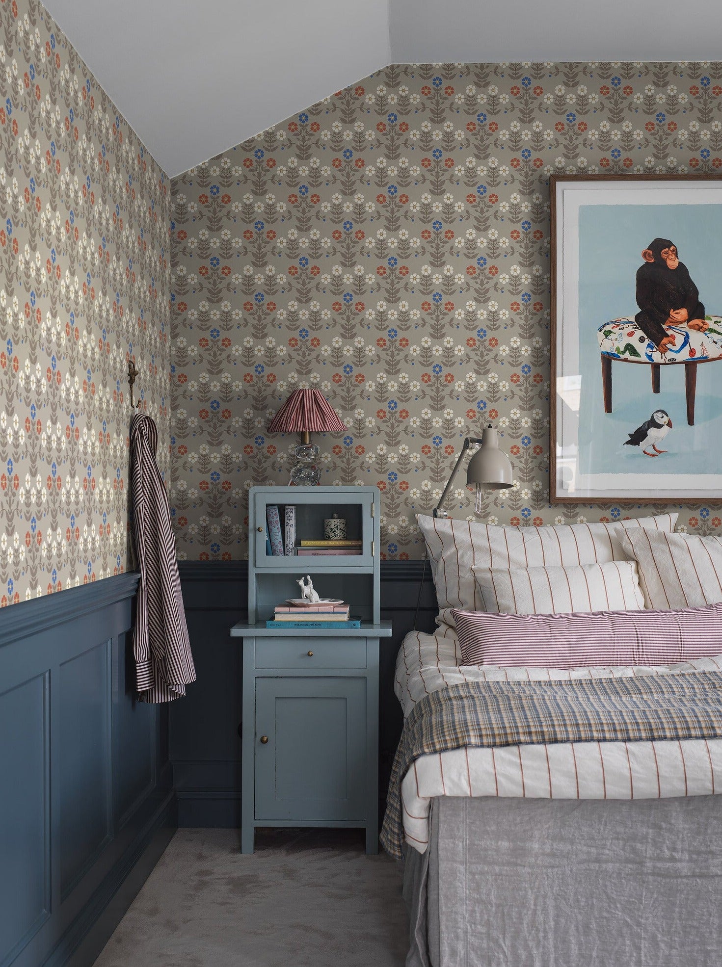  Colored in a modern palette of cobalt blue, English red and rustic brown on a soft grey background, our Sippor wallpaper features a flourishing floral pattern that is contemporary and fun. 