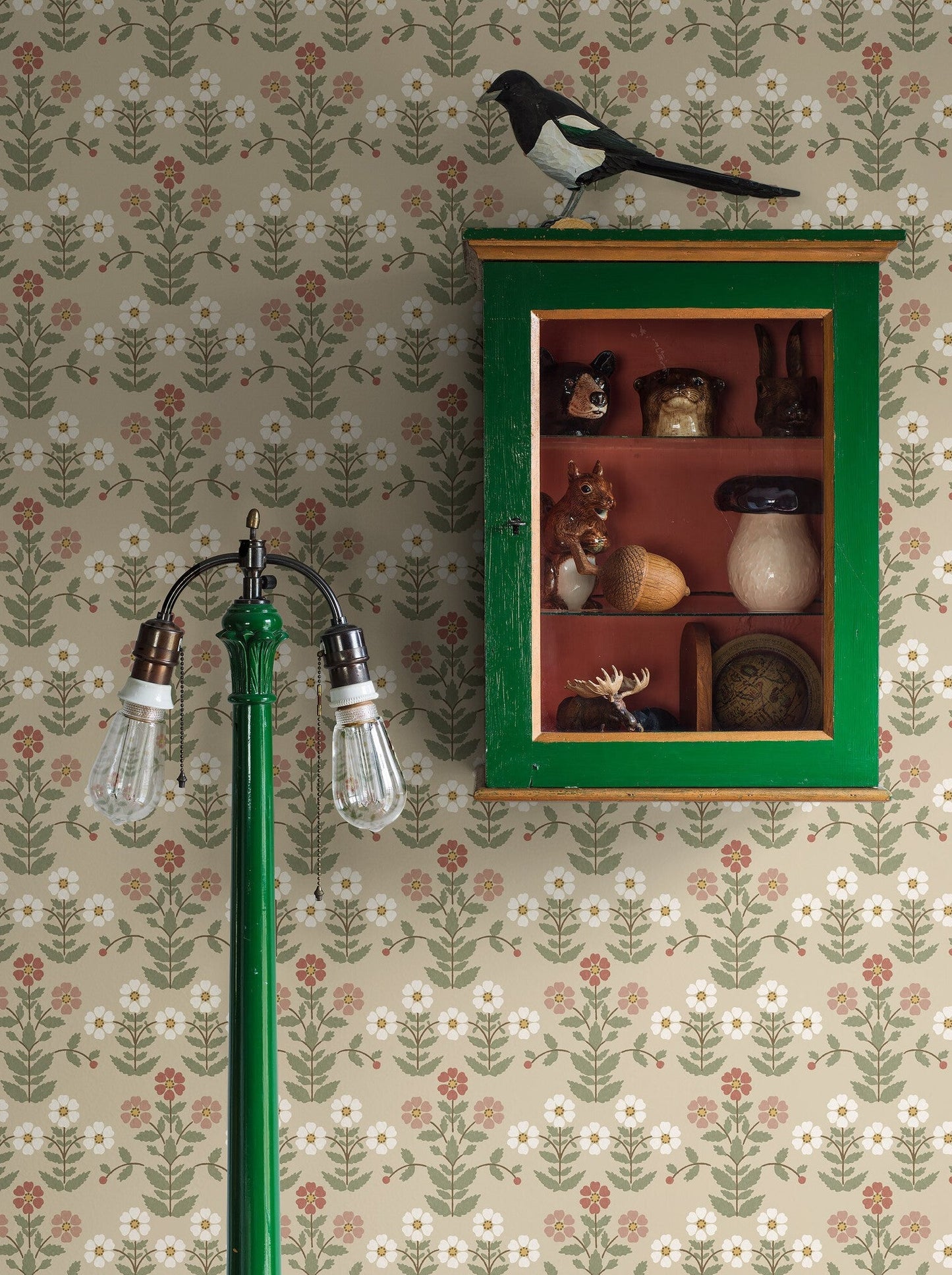  Shaded in warm tones of red and beige with hints of eggshell white, olive green and golden yellow, our Sippor wallpaper is contemporary and cosy in style. 