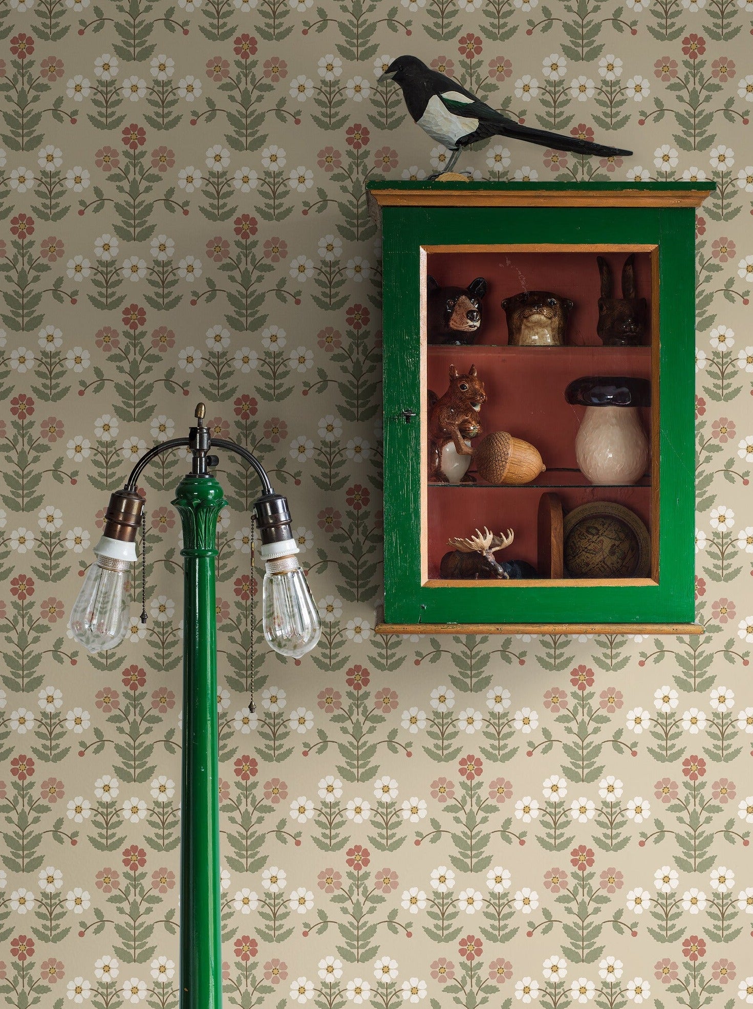  Shaded in warm tones of red and beige with hints of eggshell white, olive green and golden yellow, our Sippor wallpaper is contemporary and cosy in style. 