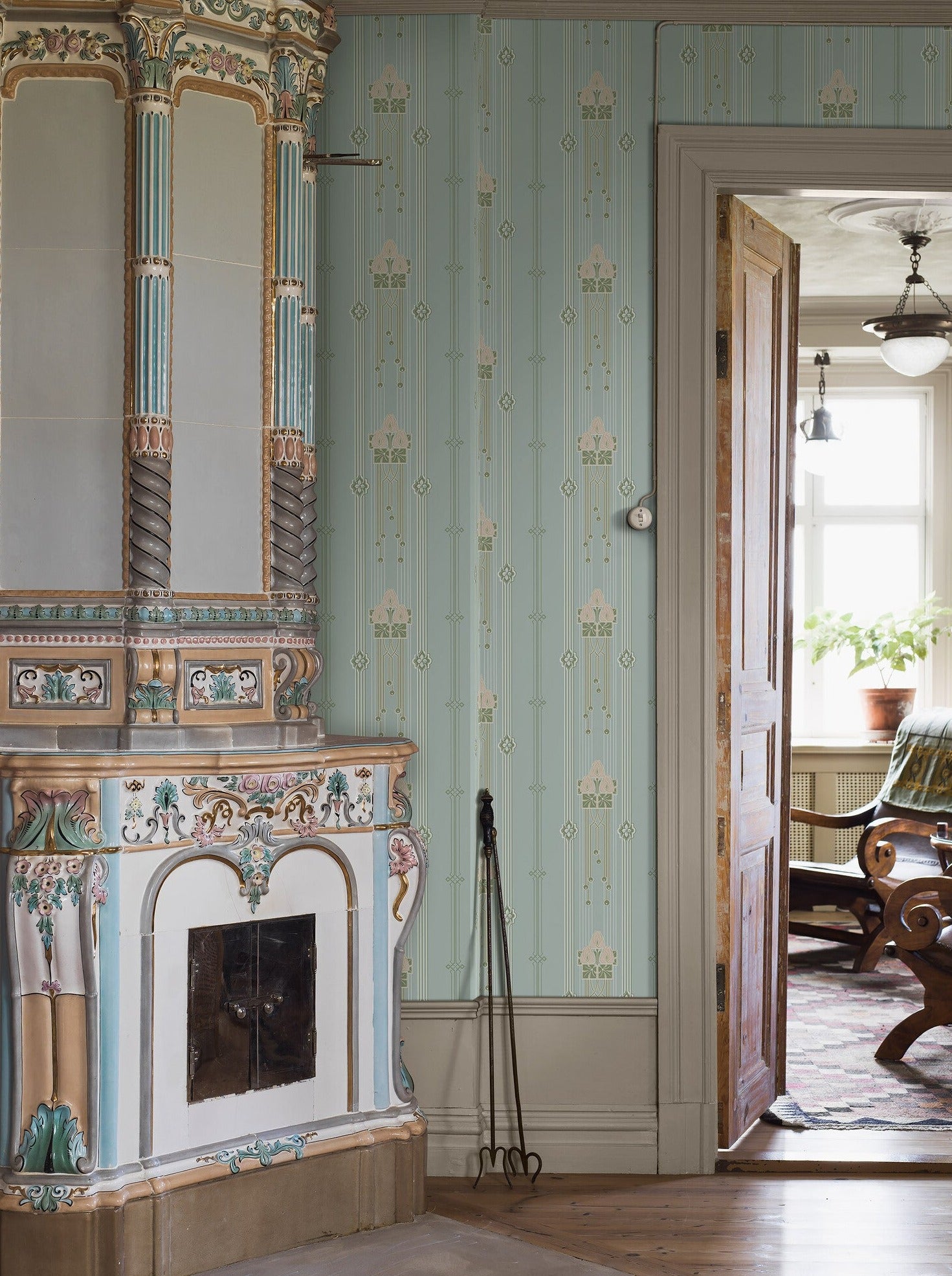  Colored in a pale blue tones with shimmering gold detailing, our Villastan wallpaper is elegant and luxurious. 