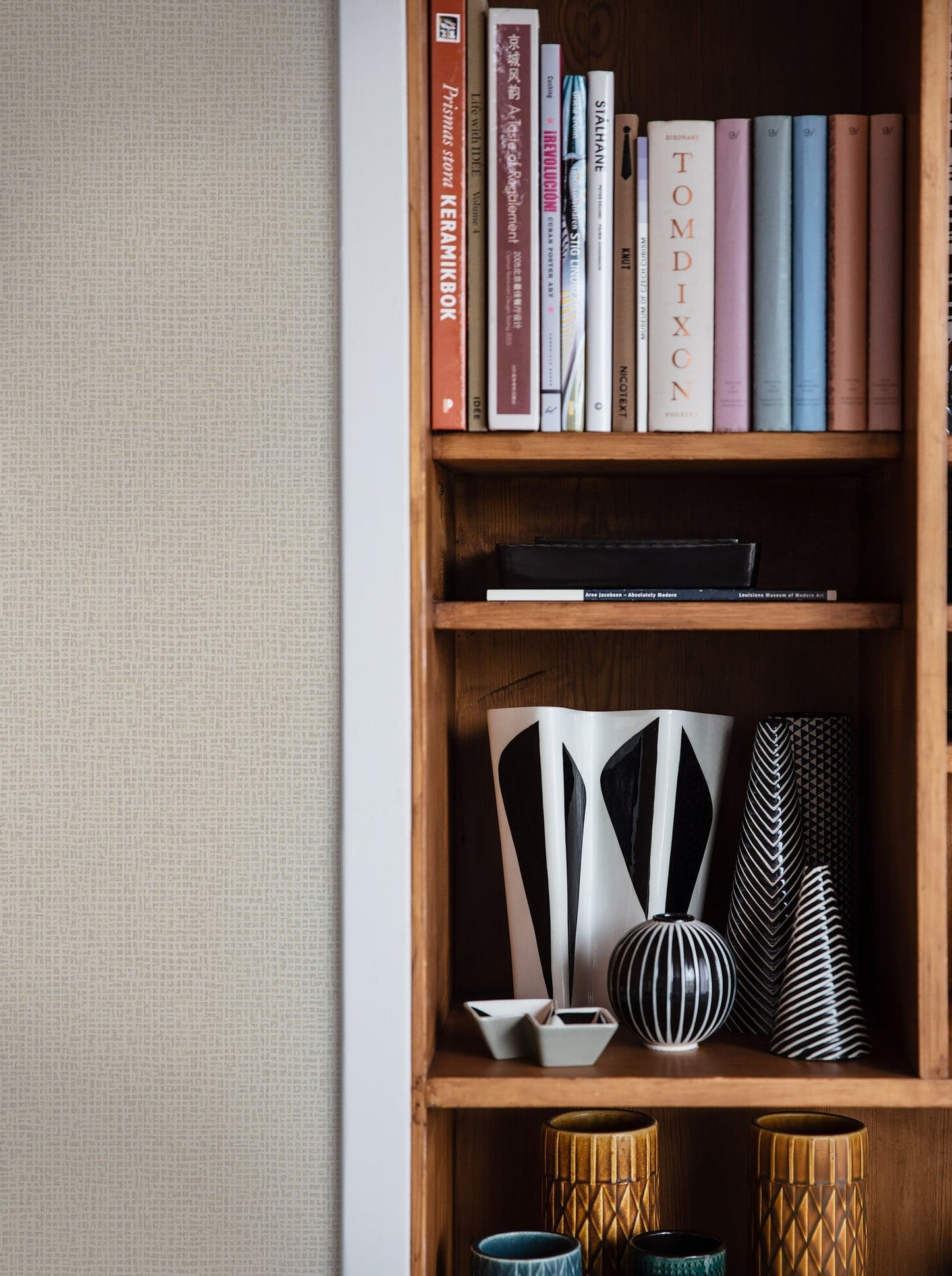 Colored in a tone-on-tone beige, our Vivalla wallpaper oozes 1970s style and warmth.