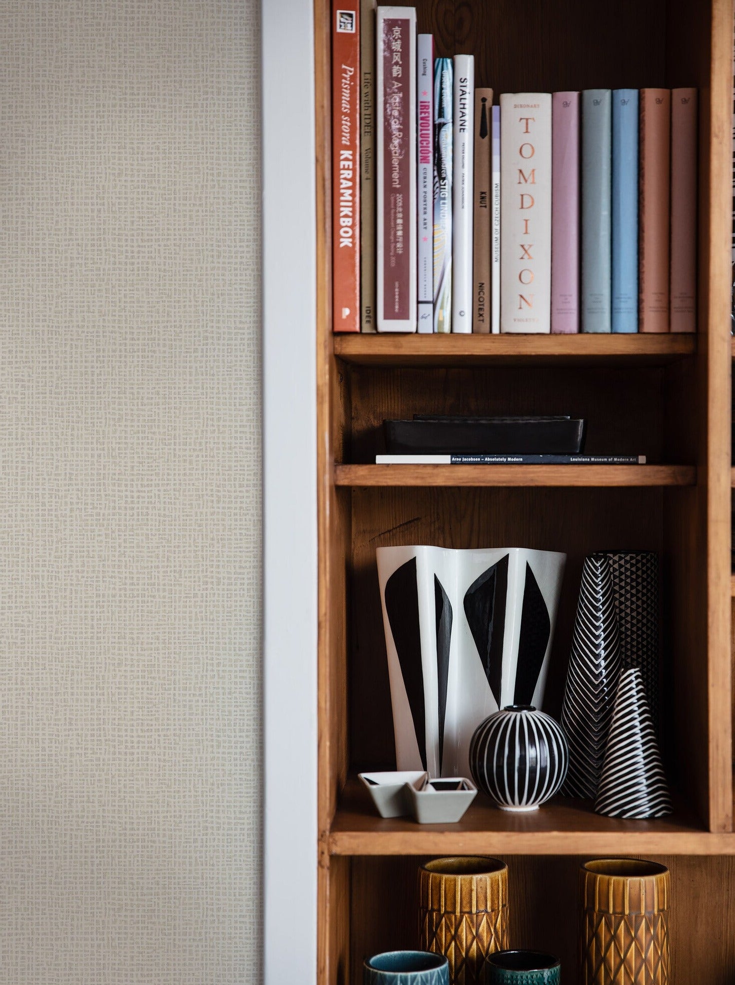 Colored in a tone-on-tone beige, our Vivalla wallpaper oozes 1970s style and warmth.