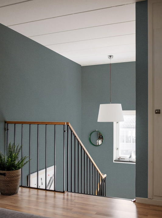 Colored in contrasting tones of muted blue, our Vivalla wallpaper harks back to the 1970s when at least one wall in every Swedish home was dressed in fabric patterns.