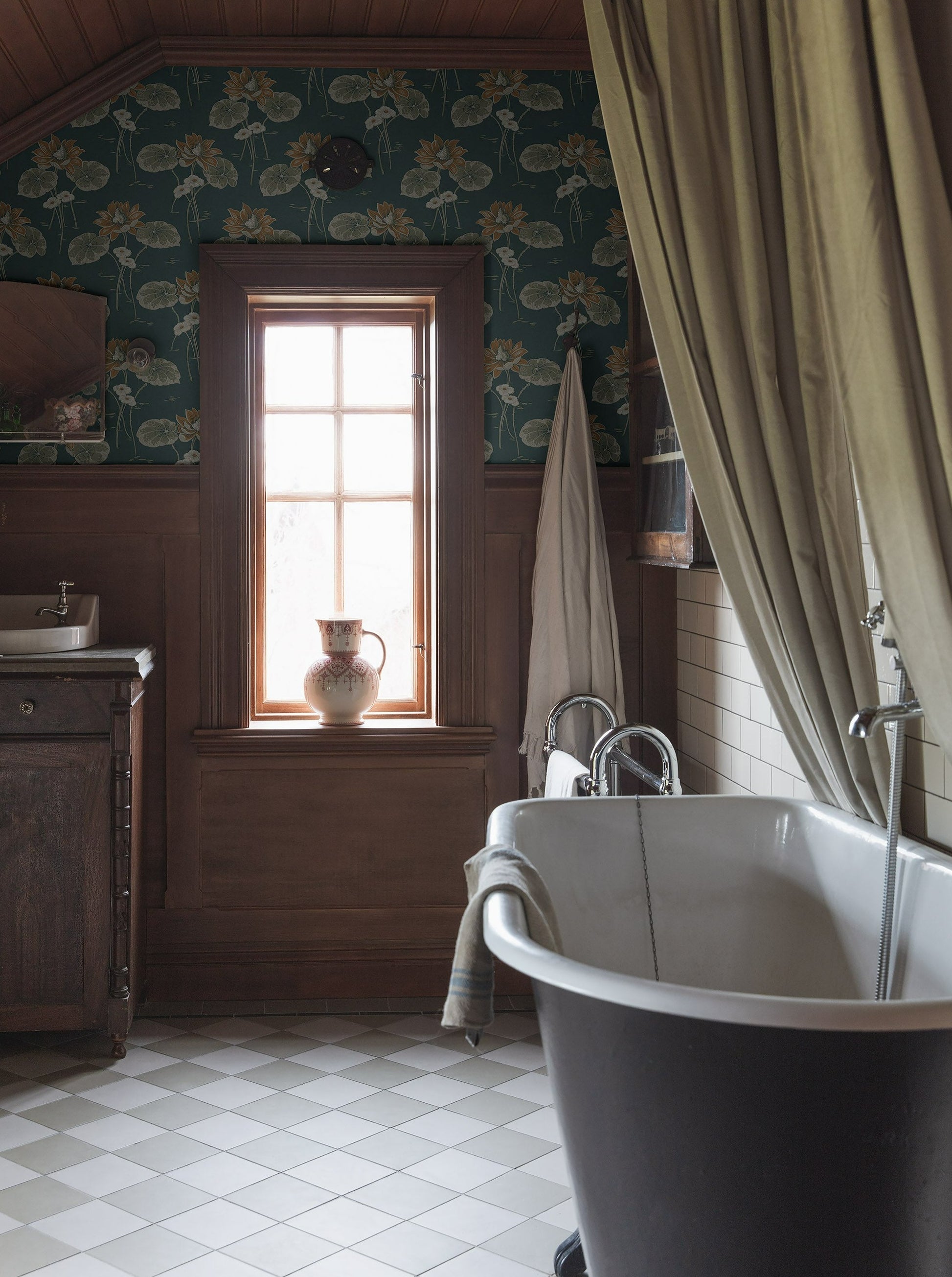 Colored in a sophisticated palette of steel blue, rusty brown and grey tones, our Haga wallpaper is inspired by the youthful designs of the early 20th century.